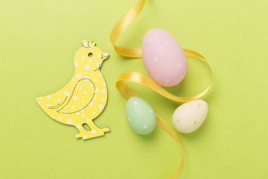 Paskalya yumurtaları ve renk arkaplanı dekorasyonu, üst görünüm