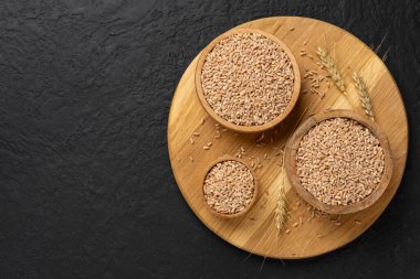 Beton zemin üzerinde hecelenen tahıllı kase, üst görünüm