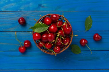 Ahşap arka planda taze kirazlar, üst manzara.
