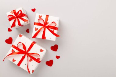 Renkli arka planda kırmızı kalpler olan hediye kutuları, üst görünüm