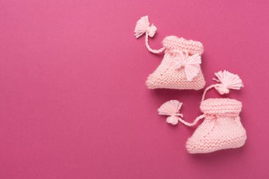 Renkli arka planda pembe bebek paçaları, üst manzara