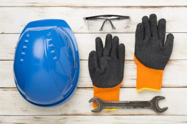 Ahşap zemin üzerinde inşaat ekipmanları, üst görünüm