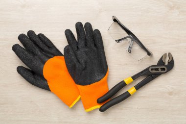 Ahşap zemin üzerinde inşaat ekipmanları, üst görünüm