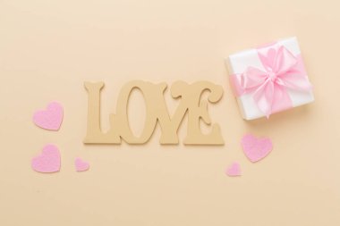 Sevgililer Günü kompozisyonu. Renkli arka plan, üst görünüm hediyeleri..