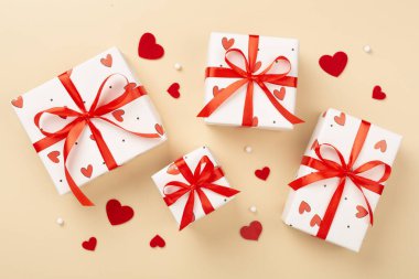 Renkli arka planda kırmızı kalpler olan hediye kutuları, üst görünüm