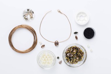 Renkli arka plan, üst görünüm üzerinde el yapımı mücevherler yapmak için araçlar ve boncuklar