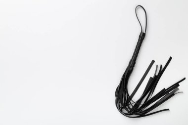 Renkli arka planda siyah kırbaç, üst manzara. BDSM konsepti