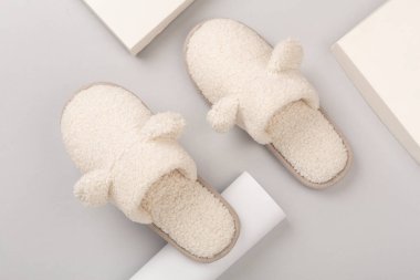 Renkli arka planda yumuşak ayıcıklı terlikler, üst görünüm