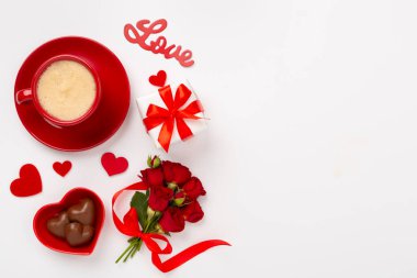 Sevgililer Günü için sabah kahvaltısı. Renkli arka plan, üst manzara.