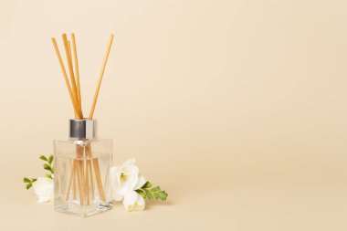 Renk arkaplanında frezya çiçeği olan Reed aroma yayıcısı