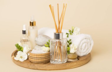 Renk arkaplanında frezya çiçeği ve aroma ayırıcı içeren spa kompozisyonu