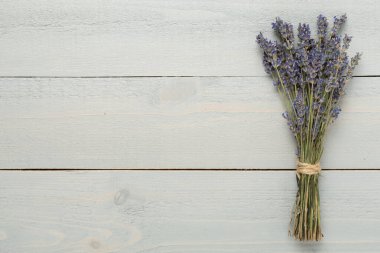 Ahşap zemin üzerinde lavanta filizi, üst manzara