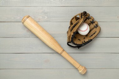 Beyzbol eldiveni ve tahta arka planda topu olan sopa, üst manzara.