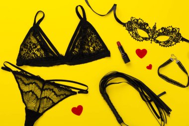 Renk arkaplanı, üst görünüm üzerinde erotik aksesuarlar