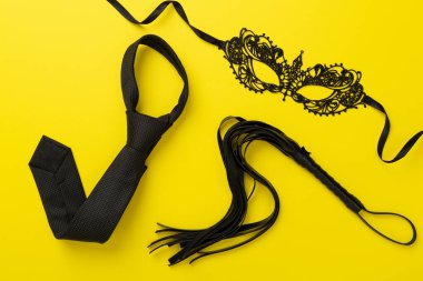 Renk arkaplanı, üst görünüm üzerinde erotik BDSM aksesuarları