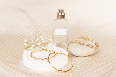 Tekstil zemininde dekoru olan altın küpeler.