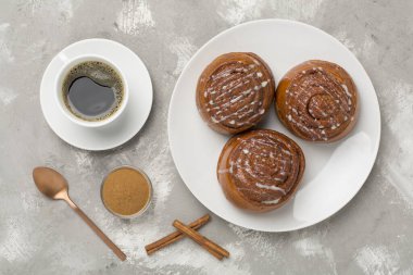 Beton zemin üzerinde ev yapımı tarçın ruloları, üst görünüm