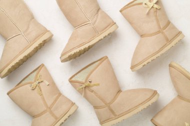 Beton zemin üzerinde güzel botlar, üst manzara