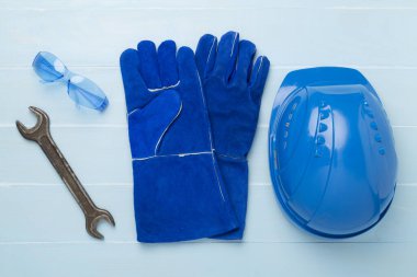 Ahşap arka planda mavi inşaat ekipmanları, üst manzara