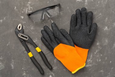 Beton zemin üzerinde inşaat ekipmanları, üst görünüm