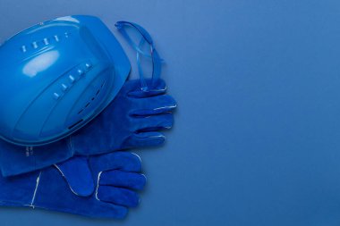 Renk arkaplan üzerinde mavi inşaat ekipmanı, üst görünüm