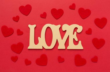 Sevgililer Günü kompozisyonu. Renkli arka plan, üst görünüm hediyeleri..