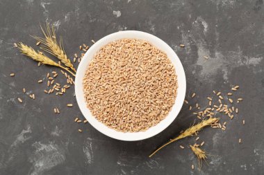 Beton zemin üzerinde hecelenen tahıllı kase, üst görünüm