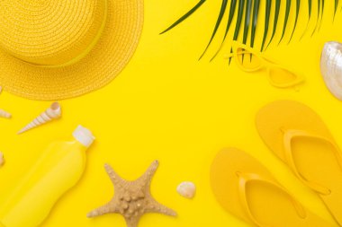 Düz yatıyordu, sarı yaz kıyafeti ve renk arka planı vardı. Tatil kavramı