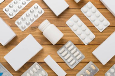 Su toplamada, kutularda ve ahşap arka planda farklı haplar vardı.