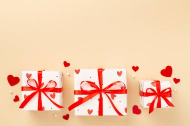 Renkli arka planda kırmızı kalpler olan hediye kutuları, üst görünüm