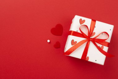 Renkli arka planda kırmızı kalpler olan hediye kutuları, üst görünüm