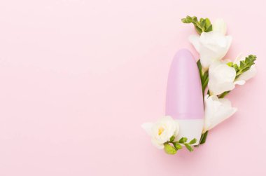 Renk arkaplanında doğal deodorant, üst görünüm