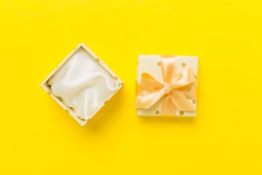 Renk arkaplanı, üst görünümde bej rengi açık hediye kutusu