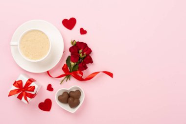 Sevgililer Günü için sabah kahvaltısı. Renkli arka plan, üst manzara.
