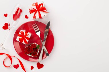 Renk arkaplanı ve üst görünümde Sevgililer Günü için tablo ayarı