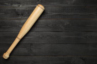 Ahşap arka planda tahta beyzbol sopası, üst manzara.