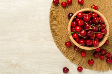 Ahşap arka planda taze kirazlar, üst manzara.