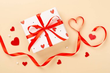 Renkli arka planda kırmızı kalpler olan hediye kutuları, üst görünüm