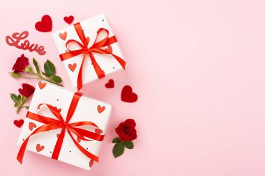 Sevgililer Günü kompozisyonu hediyeler ve arka planda kırmızı güller, üst manzara