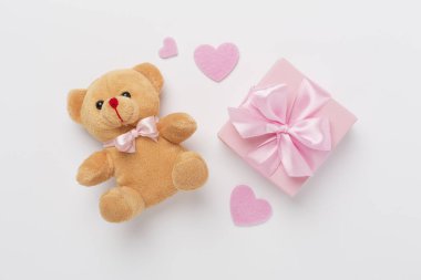 Sevgililer Günü kompozisyonu. Renkli arka plan, üst görünüm hediyeleri..