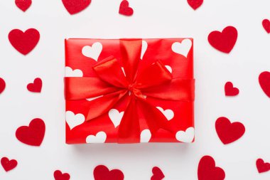 Renkli arka planda kupa olan hediye kutusu, üst manzara. Sevgililer Günü konsepti