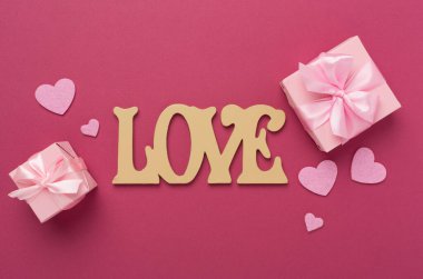 Sevgililer Günü kompozisyonu. Renkli arka plan, üst görünüm hediyeleri..