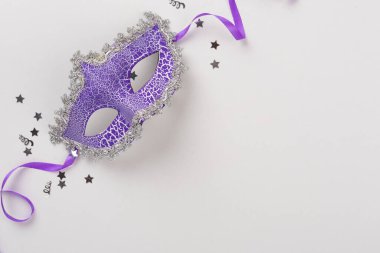 Renkli arka planda konfeti olan parlak karnaval maskesi, üst görünüm