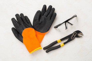 Beton zemin üzerinde inşaat ekipmanları, üst görünüm