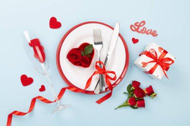 Renk arkaplanı ve üst görünümde Sevgililer Günü için tablo ayarı