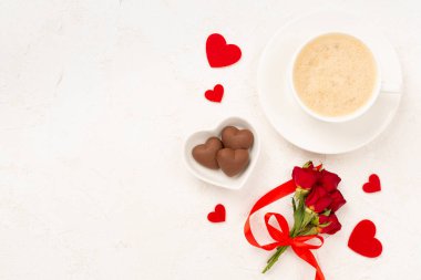 Sevgililer Günü için sabah kahvaltısı beyaz arka planda, üst manzara