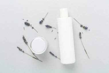 Renk arkaplanında lavanta özlü krema, üst görünüm