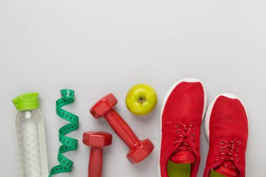 Beton arka planda mezuralı spor aletleri, üst, manzara. Kilo verme konsepti