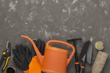 Beton arka planda turuncu bahçe araçları, üst görünüm