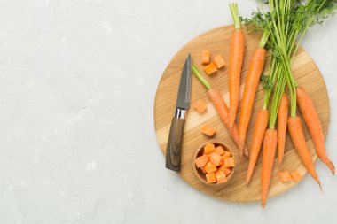 Beton arka planda dilimlenmiş taze havuçlar, üst manzara.